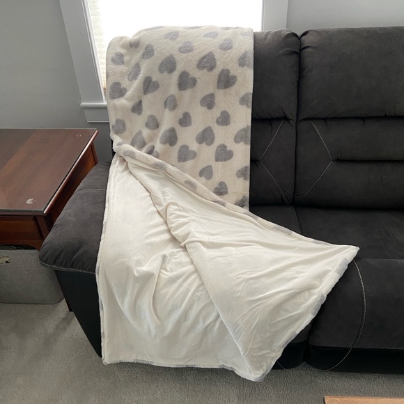 Rachel Zoe Heart Patterned Throw Blanket - Picture 2 of 7